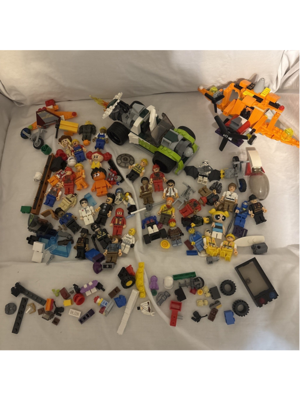 Lego Minifigures Lot Of Mini Figures, Aircraft And Accessories 1165￼